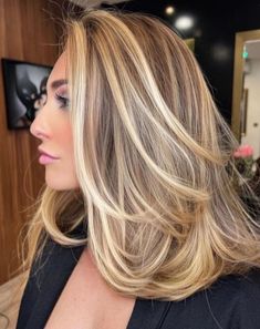 Mechas loiras douradas grossas e raízes marrons Blonde Hair Fade, Champagne Blonde Hair, Cool Blonde Hair Colour, Caramel Blonde Hair, Blonde Hair With Roots, Blonde Highlights On Dark Hair, Blonde Balayage Highlights, Icy Blonde Hair