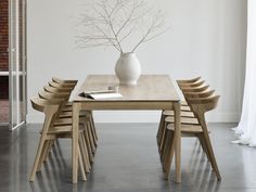 Bok is an extending dining table designed by Alain van Havre for Ethnicraft that is part of a collection with a simple and timeless design. It is made of 100 % solid oak.The Bok table is able to seduce with its minimalist design and solid character. It is a piece of furniture that is destined to last thanks to its solidity and versatility, making it suitable for any space. If you are looking for atmospheric inspiration for furnishing your living area, bet on the simplicity and warmth of Bok wood Wooden Dinning Table, Oak Extending Dining Table, Scandinavian Dining Room, Scandinavian Dining Table, Scandinavian Dining, Dining Table And Chairs, Extending Table, Table Extensible, Contemporary Dining Chairs