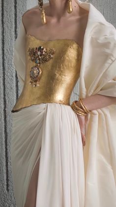 Runway Fashion Couture, فستان سهرة, Glam Dresses, Mode Inspo, Fantasy Fashion, Gold Dress, Mode Inspiration, Fancy Dresses