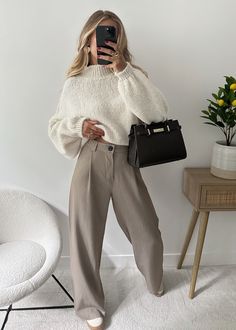 Optez pour un look chic et confortable avec notre pantalon tailleur oversize SERNIA. Avec sa coupe flatteuse, ce pantalon est idéal pour toutes les occasions. Ajoutez-le à votre garde-robe pour une touche de sophistication et un style sans effort. Taille haute Fermeture à glissière et bouton Passants pour ceinture Matière fluide et légère Deux poches italiennes à l'avant Pinces Dimensions - longueur pantalon 105 cm Composition - 75% polyester, 20% viscose, 5% élastique Lavage à 30°C conseillé. N Beige Pantalon Outfit, Taupe Outfit, Halloween Fashion Outfits, Outfit Disney, Classic Clothes, Outfit Autumn, Beige Outfit, Outfit Inspo Casual