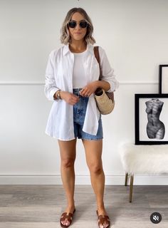 Casual Summer Style 2023, 65 And Sunny Outfit, Summer 30s Outfits, Mum Beach Outfit, Hawaii Outfits Women Vacation, Easy Summer Style For Moms, Flat Form Sandals Outfit, Mum Style Summer, Style Linen Button Down