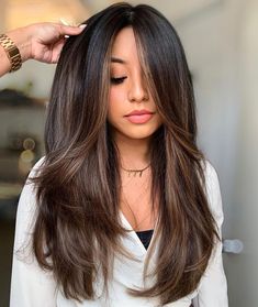 Hair Styles For Women Over 40 Medium, Haircuts For Side Parts, Hair Color Inspiration For Brunettes, Dark Brown Hair Highlights, Brunette Hair Cuts, Black Hair Balayage, Brunette Hair With Highlights, Hairstyles For Layered Hair, Brunette Balayage Hair