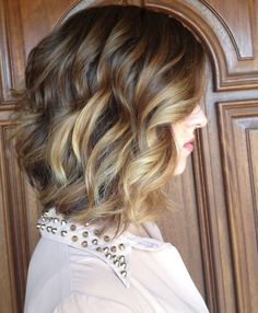 Inspiration photo. Lifted textured long bob with Italian espresso base 6/71 Tone with cool blonde formula 1 oz 10/81 + .5 oz 10/03. Bob Loose Curls, Medium Hairstyle Women, Bob Balayage, Line Bob, Lob Hairstyles, Cute Bob Hairstyles, Curly Lob, A Line Bob, Medium Hairstyle