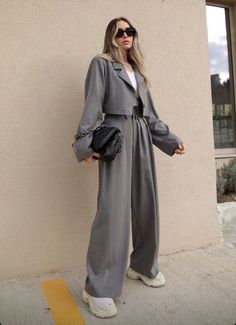 If you want to know what to wear with grey pants and look amazing, I’ve got you covered. Womens Suit Outfits, Woman Suit Fashion, Elegante Casual, Grey Outfit, Looks Street Style, Mode Inspo, 가을 패션, Suit Fashion, Casual Style Outfits