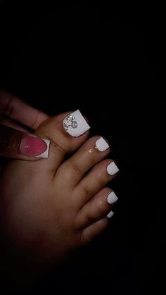 Birthday Toe Nail Ideas, White Toe Nail Design, Acrylic Nail And Toe Set, White Toe Nail Designs For Summer, White And Rainbow Nails, Birthday Toes Nails Design, Acrylic White Toes, Painted Toe Nails Ideas, Fall Toes Colors