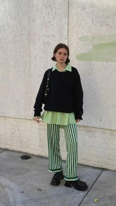 Green Fall Outfit, Gypsycore Fashion, New York Winter Fashion, Reese Blutstein, New York Winter, Outfit Vintage, Neue Outfits, Old Fashioned Christmas, Mode Inspo