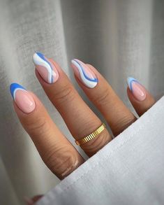 Looking for GORGEOUS swirl nails? These swirl nails are perfect for the summer. So many summer nail ideas you will LOVE College Nails, Simple Gel Nails, Casual Nails