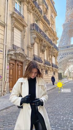 Paris Outfits Aesthetic Winter, Fashion In Paris Winter, Winter Fits Europe, Euro Trip Outfits Autumn, France Aesthetic Outfit Winter, France In January Outfits, Paris Aesthetic Outfit Winter, Europe Autumn Outfits 2023, Paris Outfits January