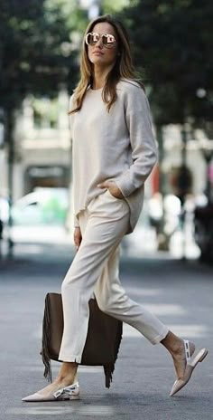 Não é novidade para quem me segue que amo produções básicas. Na minha opinião, elas não têm nada de sem graça. Na verdade, são o oposto disto. E separei 10 looks para testar no final de semana. Minimalist Moda, Chique Outfits, Looks Chic, Business Casual Outfits, Looks Style, White Pants