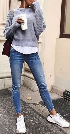 Womens Grey Sweater, Preppy Fall Outfits, Looks Jeans, University Outfit, Preppy Fall, Outfit Jeans, Trendy Street Style, Autumn Street Style