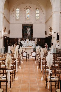 Décoration d'église avec des herbes de la pampa Pampas Matrimonio, Boho Wedding Cake, Church Wedding Decorations, Wedding Planner Book, Spanish Wedding, Boheme Chic, Sparkle Wedding, Floral Arrangements Wedding