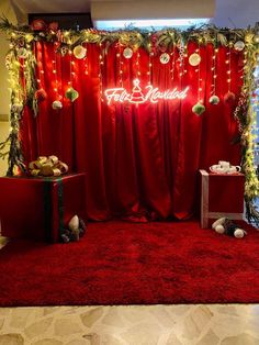 Christmas Photo Backdrop Ideas Diy Outdoor, Christmas Party Inspo Decor, Diy Christmas Party Decorations Backdrop, Christmas Decor Ideas Backdrop, Xmas Backdrop Ideas, Christmas Event Decor Ideas, Christmas Decoration For Church, Christmas Photobooth Diy, Diy Christmas Backdrop Ideas