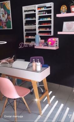 Conheça nesse video todo o meu espaço onde trabalho como Manicure, meus materiais e todo o meu espaço tão querido. Studio Nail Art, Home Spa Decor, Nail Room Ideas, Tech Room, Nail Salon Interior Design, Nail Salon Interior, Beauty Room Salon, Home Studio Ideas, Esthetics Room