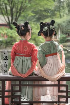 Chinese Clothes, Hanfu Traditional, Costume Dress, Traditional Chinese, Beauty Photography, Makeup, Water, Photography, Beauty