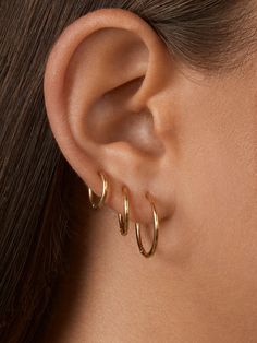 You simply can't go wrong with a pair of classic huggie hoops. These earrings are extra lightweight and crafted with either 18K gold plated sterling silver or sterling silver, meaning you'll wear them for years to come. Choose to add one pair to your current stack, or pick a few in different sizes to create a cascade of chic earwear. Modern Hoop Earrings, Cool Ear Piercings, Pretty Ear Piercings, Cute Ear Piercings, 18k Gold Earrings, Dope Jewelry, Hoop Earring Sets, Girly Jewelry, Ear Jewelry