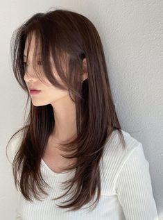 Discover the best Korean curtain bangs that work well with any hair length or style, perfect for changing up your look! Korean Long Hair, Hair Inspiration Long, Layered Haircuts For Medium Hair, Bangs With Medium Hair, Hairstyles For Layered Hair, Haircuts For Medium Hair, Long Layered Hair