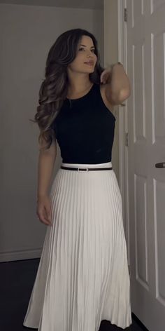 Church Outfit Women Classy, White Blouse And Black Skirt Outfit, Black Pleated Skirt Fall Outfit, Interview Outfit Women Skirt, Apple Belly Outfits, Modest Pleated Skirt Outfit, Long Skirt For Short Women, Skirt Outfits Old Money, Lunch Summer Outfit