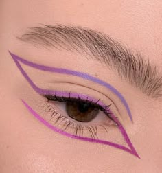 Spiral Eyeliner, Makeup Green Eyeliner, Nyx Vivid Brights Eyeliner, Grafik Eyeliner, Eyeliner Art, Hippie Makeup, Make Up Designs, 2020 Makeup, Pink Eyeliner