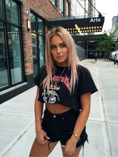 Pinterest// brynncarrel Rap Concert Outfit Ideas, Mode Coachella, Rap Concert Outfit, Fanny Lyckman, Strand Outfit, Garden Maze, Lollapalooza Outfit, Rap Concert, Country Concert Outfits