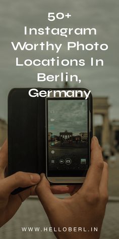 someone holding up their cell phone to take a photo with the caption in german