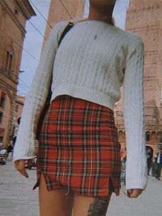 Spring Outfit Women, Plaid Skirt Outfit, Red Plaid Skirt, Cooler Style, Winter Skirt Outfit, 90's Fashion, Tank Top Outfits, Mini Pencil Skirt, Skirt Denim