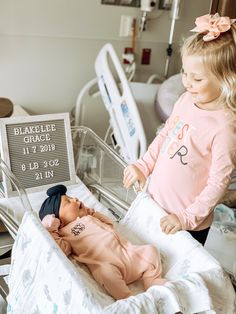 Hospital Pictures With Newborn, Newborn And Sibling Photo Ideas Hospital, Newborn Announcement With Sibling, Big Sister Hospital Pictures, Big Sister And Newborn Photos, Newborn Photos With Big Sister, Big Sister And Baby Sister Pictures, Sibling Meeting Baby In Hospital