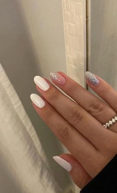 Esmaltação branca para o ano novo!!!💅 Basic Nails, Casual Nails, Dream Nails, Chic Nails, Perfect Nails, Nail Designer, Almond Nails, Winter Nails, White Nails