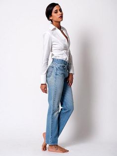 We asked an expert how to find the best Levi's jeans. See what they had to say about the classic denim line. Levi Jeans Women Outfits, Levis 550 Jeans Outfit, Levi 501 Jeans Women Outfit, Vintage Levis Jeans Outfit, Best Levis Jeans For Women, Levis Women Outfits, 501 Levis Women Outfits, Levi Outfits, Levi 501 Jeans Women