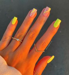 𝐇𝐚𝐧𝐧𝐚𝐡 𝐓𝐚𝐲𝐥𝐨𝐫 on Instagram: "𝐆𝐎𝐋𝐃𝐄𝐍 𝐇𝐎𝐔𝐑 🌅☀️🍋 __________________ @the_gelbottle_inc ☆ Lemonade @glitterbels ☆ Real Attraction Inspo: @vivensz_nails" Yellow Nail Design Ideas, Hannah Taylor Nails, Acrylic Nails Ideas Yellow, Nails Idee Summer, Neon Nail Ideas Summer Square, Square Yellow Nails, Neon Nail Ideas Summer Short, Simple Neon Nails, Nails For May