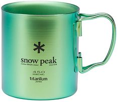 a green metal mug with the words snow peak on it's lid and handle