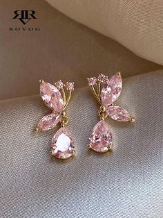 Dainty Pink Jewelry, Pink Butterfly Earrings, Pink Earrings Outfit, Pink Prom Earrings, Pink Necklace Jewelry, Collar Rosa, Earrings Outfit, Pink Accessories, Gold Fashion Necklace