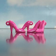 Barbie pink pumps are the perfect accessory for any outfit! You will receive 2 pairs, 4 total charms, all in pink. Each is 5/8 inch tall by 1 inch long and made from solid plastic. Resin Bubble, Tout Rose, Glitter High Heels, Plastic Heels, Pink High Heels, Princess Shoes, Pink Pumps, Jewelry Kits, Small Charms