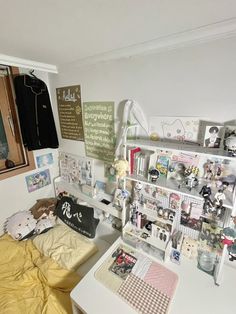 Office Themes, Exam Motivation, Desk Inspo, Wall Desk, Dreamy Room, Cute Keychain, Dream Spaces, Desk Setup, Dream Bedroom