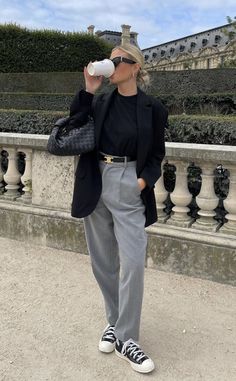 Casual Gray Pants Outfit For Women, Grey Cargo Trousers Outfit, Grey Pants Spring Outfit, Black Blazer And Grey Pants Women, Grey Pants And Black Blazer, Grey Straight Pants Outfit, Outfits With Grey Trousers, Grey Pants Winter Outfit, Madrid Street Style 2023