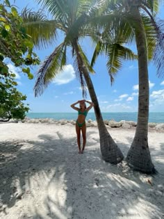 #summer #summerstyle #beachday #beach #beachvacation Florida Keys Picture Ideas, Key West Photography, Key West Instagram Spots, Key West Aesthetic Pictures, Bahama Beach Pics, Hawaii Pics, Key West Beaches, Summer Poses, Hawaii Pictures