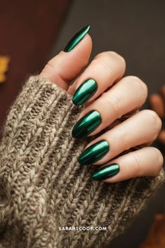 Emerald Green With Chrome Nails, Green Silver Chrome Nails, Holiday Nails Green Chrome, Green Crome Nails Almond, Shiny Emerald Green Nails, Chrome Green Nails Christmas, Nails 2024 Holiday, Chrome Green Nails Designs, Monochrome Green Nails