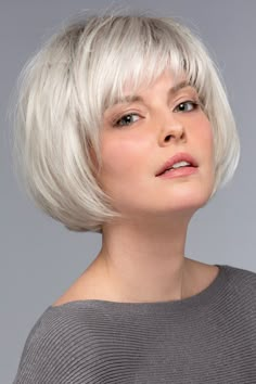 Estetica Designs Ellen Wig is a Cute Page cut style - this gorgeous  Layered Bob with Side fringe is modern and truly stunning from front to Nape. COLOR SHOWN: Silver Sun RT8 . SPECIFICATION: CAP CONSTRUCTION: Open wefted cap CAP SIZE: Average HAIR TYPE: Synthetic HAIR PATTERN: Straight LENGTHS: BANG - 3.75" SIDE - 5" Golden Blonde Highlights, Wig Companies, Classic Bob, Makijaż Smokey Eye, Short Hair With Bangs, Bob Haircut, Short Wigs, Short Hair With Layers, Synthetic Wig