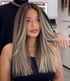 Modern Straight Hairstyles, Brown Blonde Highlights Straight Hair, Blonde Highlights Back Of Head, Blonde Balayage For Medium Length Hair, Money Piece Hair Ash Blonde, Blonde With Definition, Vanilla Blonde Balayage On Dark Hair, Highlights On Latinas Hair, Trendy Hair Blonde