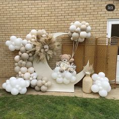 balloons and decorations are arranged in the shape of an arch for a baby's first birthday