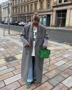 Grey Coat Outfit, Looks Adidas, Looks Pinterest, Downtown Outfits, Cold Outfits, Mode Casual, Grey Coat, Looks Street Style, Coat Outfits