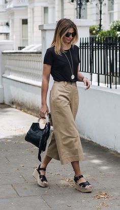 How To Dress in Summer: a Woman's Guide Capsule Clothing, How To Wear Culottes, Culottes Outfit, Stil Boho, Business Outfits Women, Tan Pants, K Fashion, Summer Work Outfits, Mode Casual