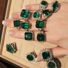 Pin on Fashionista + Stylista Emeraude Aesthetic, Green Ring Aesthetic, Emeralds Rings, Green Emerald Ring, Expensive Jewelry Luxury, Spring Jewelry, Jewelry Lookbook, Emerald Jewelry