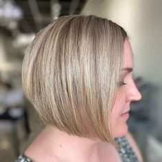 21 Short, Stacked Inverted Bob Haircut Ideas to Spice Up Your Style Inverted Bobs, Short Angled Bobs, Spiky Hairstyles, Inverted Long Bob, Angled Bobs