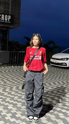 #blokecore #liverpool #2024 #lfc #aesthetic #ootd #outfits #nike #nikedunk Women’s Soccer Jersey Outfit, Liverpool Jersey Outfit, Lfc Aesthetic, Outfit With Jersey, Red Jersey Outfit, Adidas Aesthetic Outfit, Football Shirt Outfit Women, Bloke Core Outfits Woman, Soccer Jersey Outfits