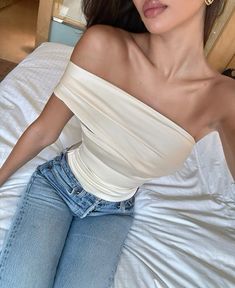 Cleavage Outfit Casual, Basic Summer Outfits, Chic Casual Outfits, Mode Zara, Foto Tips, Looks Party, Brand Logos, Looks Chic, Chic Casual