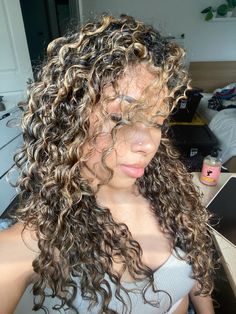 Highlights With Peekaboo Color, Dyed Curly Hair Inspiration, Curly Sunkissed Hair, Curly Hair W Blonde Highlights, 3b Highlights, Curly Black Hair Highlights, Dark Curly Hair With Blonde Highlights, Curly Hair Honey Highlights, Highlights For Black Hair Curly