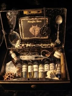 Spells box. Theme Harry Potter, Potion Bottle, Fete Halloween, Hallows Eve, Art Journals