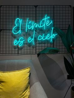 a neon sign that reads el mundote es el celeb on the wall