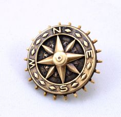 Compass broach Punk Tie, Airship Pirate, Steampunk Makeup, Steampunk Witch, Steampunk Fairy, Steampunk Men, Pirate Tattoo, Steampunk Ideas, Steampunk Top Hat