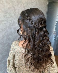 Hoco Hairstyles Curled Down, Hairstyles For Golden Dress, Prom Hairstyles Thick Long Hair, Half Up Half Down Dama Hairstyles, Hairstyles For Quinceanera Sister, Half Up Half Down Bridal Hair Face Framing, Desi Wedding Hair Styles, Long Curled Prom Hair, Hairstyle For Sweet 16